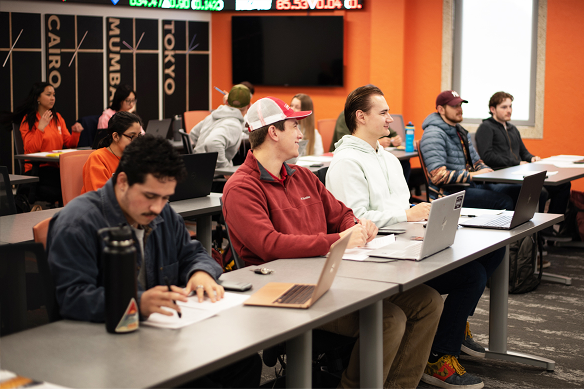 Students in finance lab