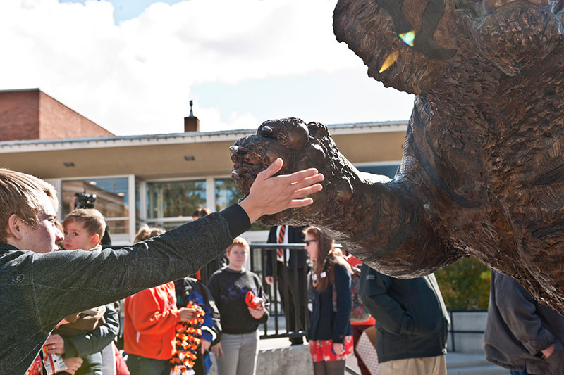 Students high fiving the Bengal statue