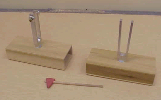 2 resonant boxes with different tuning forks on top