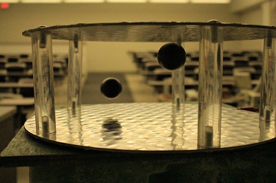 Ping-pong balls bouncing between two metal plates