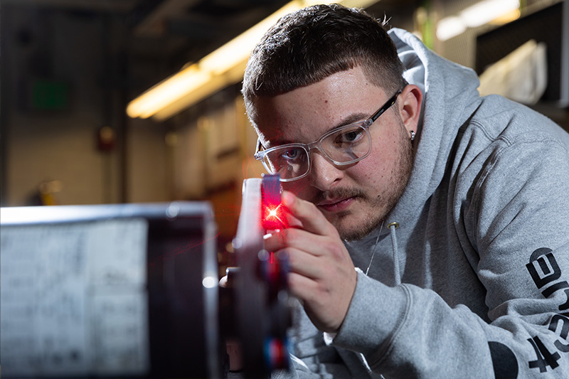 Student working in the Mechanical Engineering Technology lab