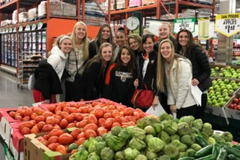 ISU female college athletes shop with sports nutritionist