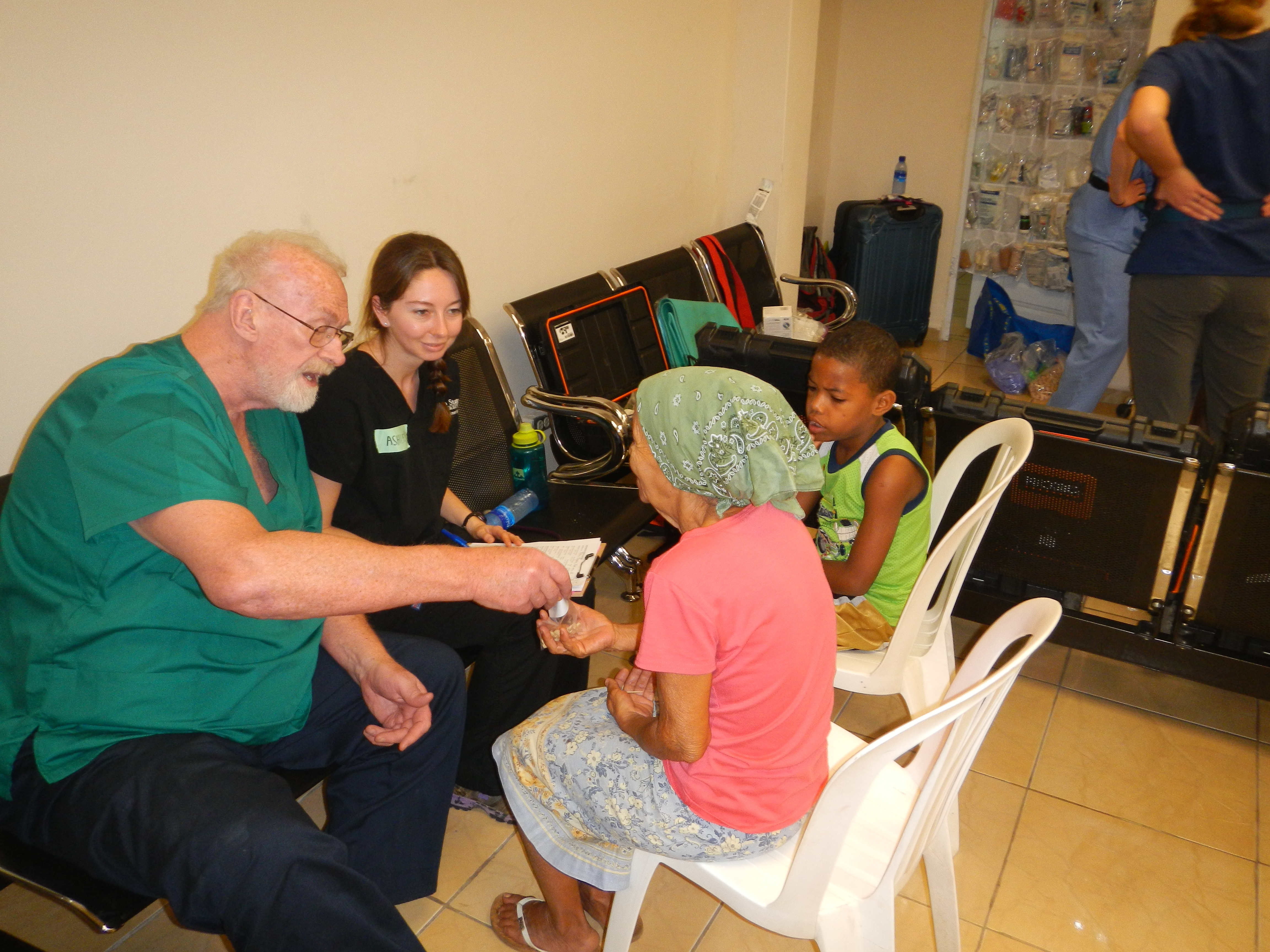 Student and faculty help a patient in the Dominican Republic