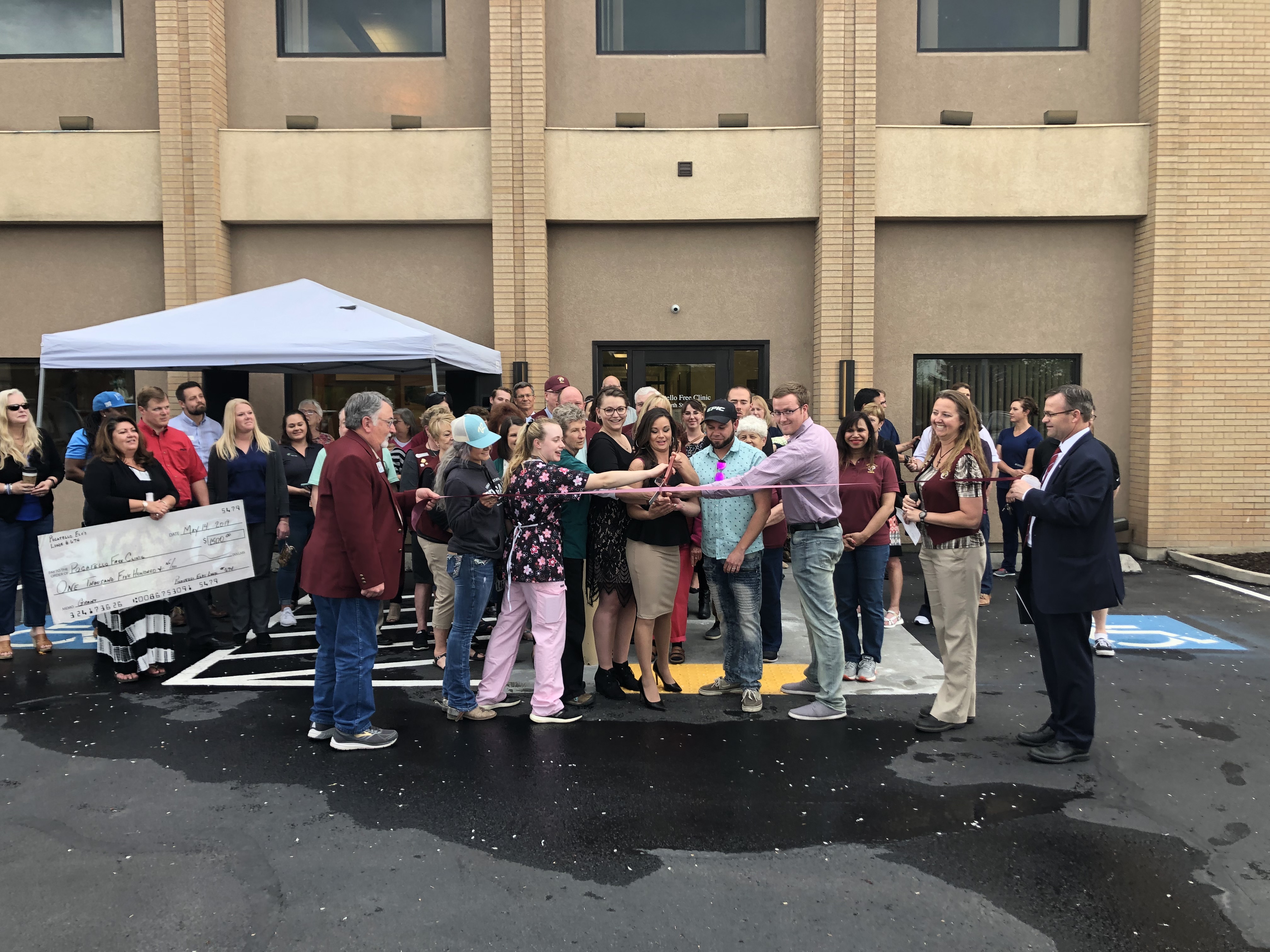 Pocatello Chubbuck Chamber Chiefs, ISU students and faculty, and community members cut the ribbon at the May 2019 Pocatello free clinic ribbon cutting