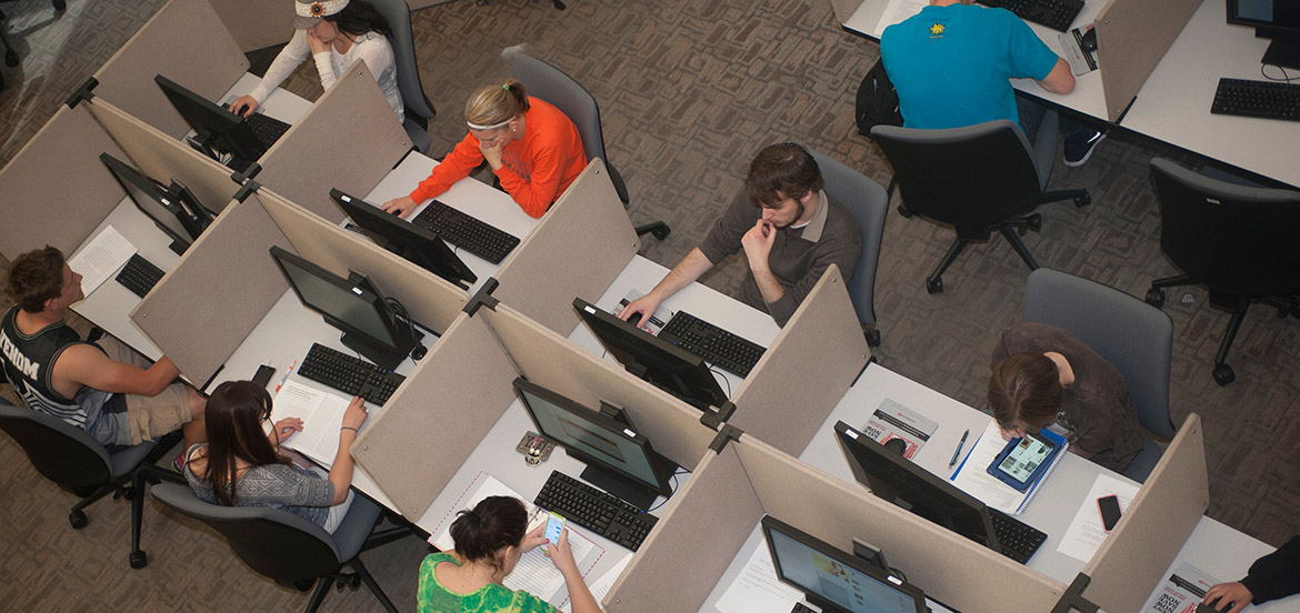 eISU students working in a computer lab