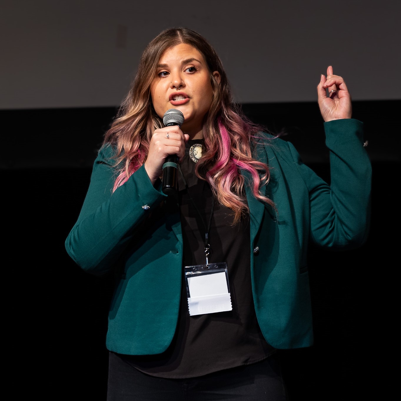 Student presenting at 3MT