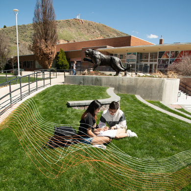 Freshmen sitting on quad