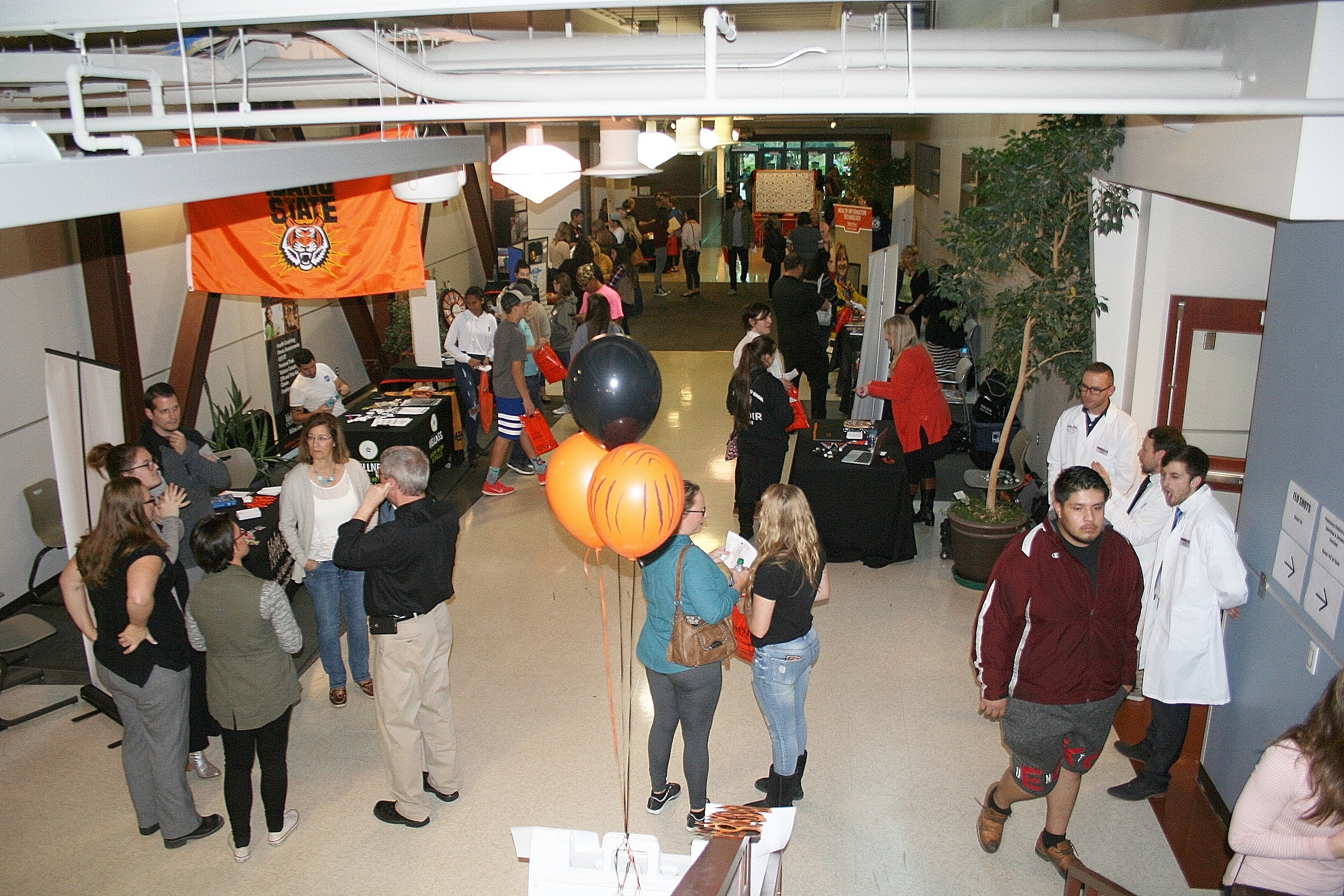 Students in mall at ISU Meridian