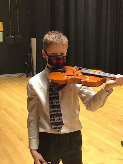 Intermediate violin student