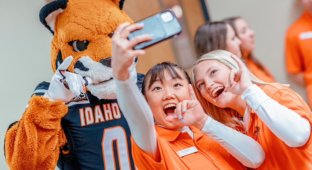 Students posing for a photo with Benny the Bengal