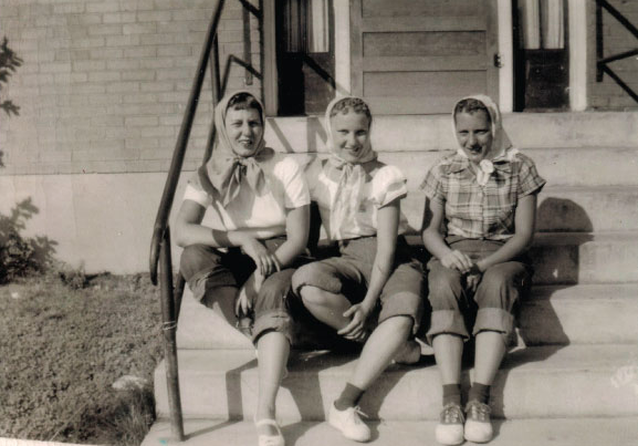 Black and white photo of three girls