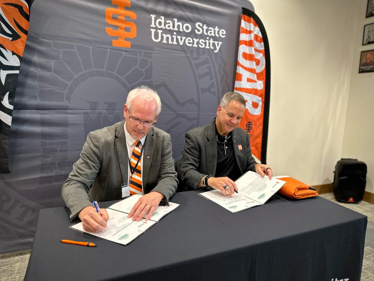 ISU President Robert Wagner and Chubbuck Mayor Rodney Burch sign agreement