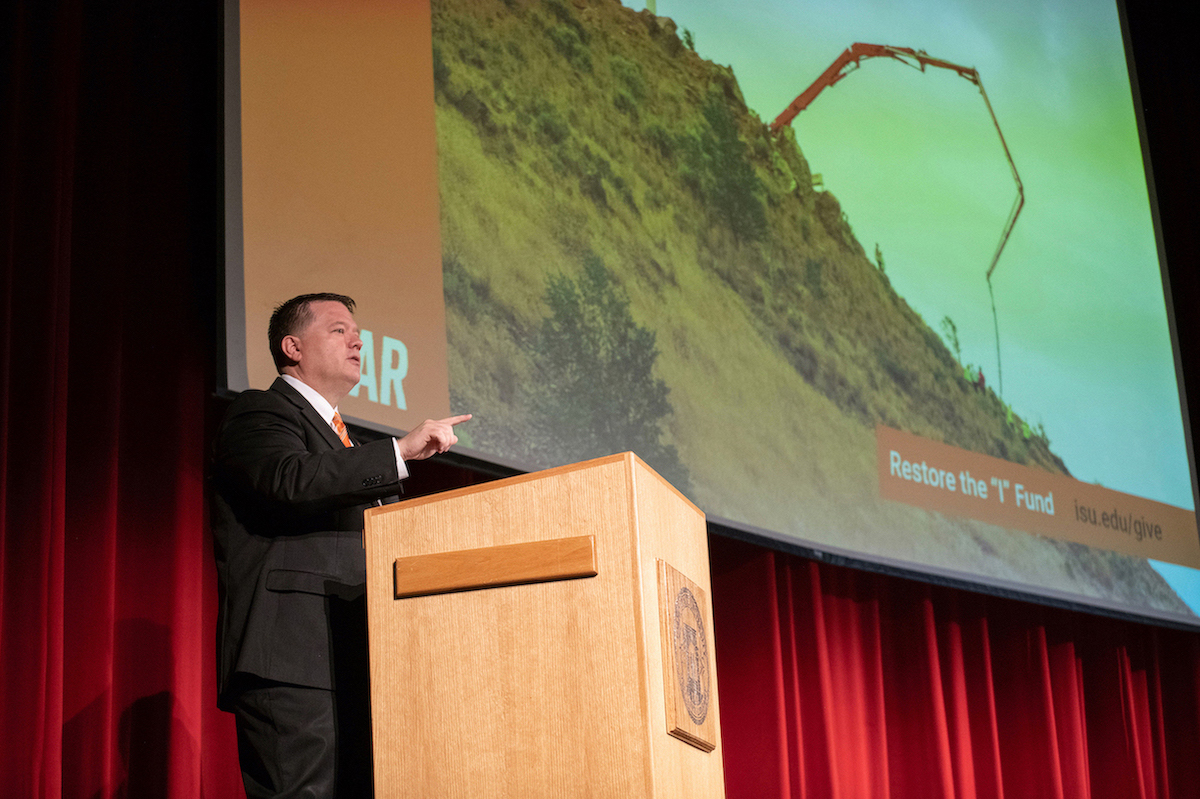 ISU President Kevin Satterlee announcing the Rice gift for the Red Hill I at the fall address.