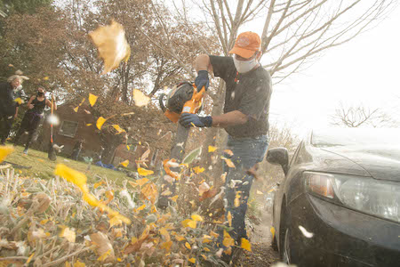 Mayor Blad blowing leaves