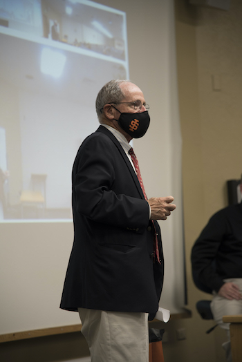 Sen. Risch wearing mask at College of Business visit.