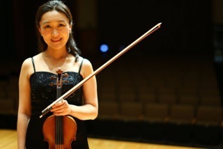 Photo of Hyeri Choi with her violin.