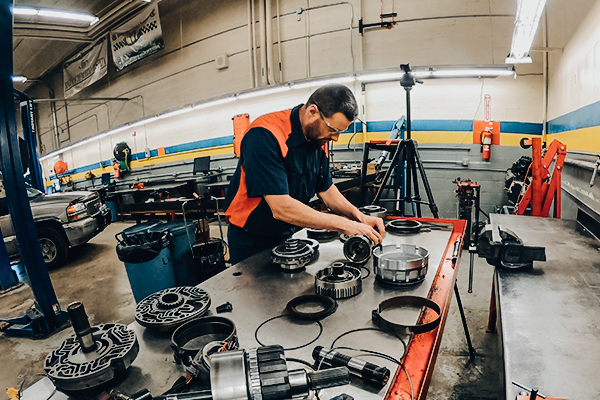 Brock Gunter teaching automotive class online