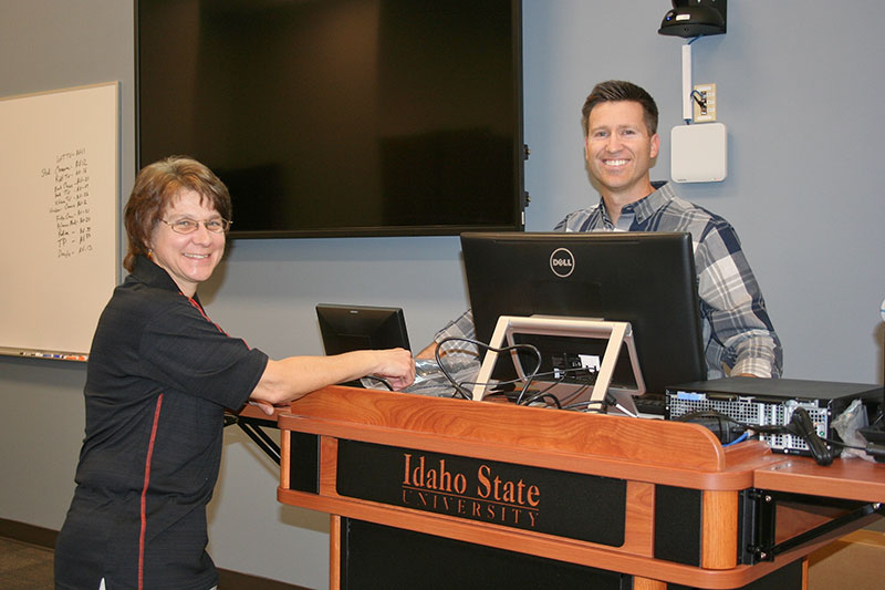 Deanna Dye and Evan Papa in the Neuro management lab