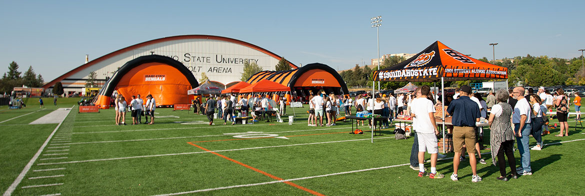 Alumni at a footbal tailgate party