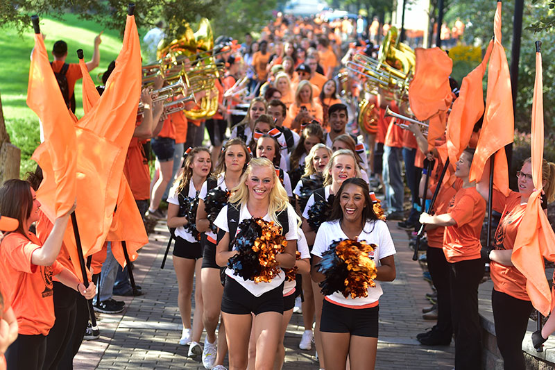 Incoming Freshman participating in March Through the Arch