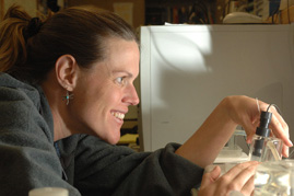 Meg Fleischmann working in Dr. Ken Rodnick's lab.