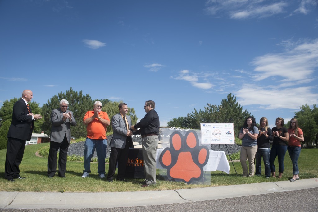 From Left, ICCU President Kent Oram, Pocatello City Council members Jim Johnston and Michael Orr Michael Orr, Pocatello Mayor Brian Blad and ISU President Arthur Vailas at Aug. 5 Bengal Paws check-passing ceremony, with ISU students looking on.